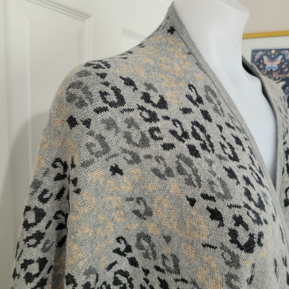 cabi Gigi Sweater Cape Gray Snow Leopard Print O/S Like New 100% Cotton - Picture 3 of 9
